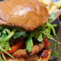 Bilbao : vegan high protein bun, zucchini patty, grilled vegetables, tomatoes, cucumber, garlic, rocket, ketchup. Super good! at Le Burger in Innsbruck
