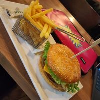 Vegan kaas burger met friet en mini zakje vegan mayo at Burgerme in Enschede