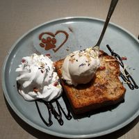Warmes Bananenbrot mit Eis und Sahne für 6,90 Euro at Katzentempel - Bochum in Bochum