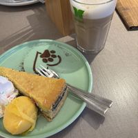 Schleckermäulchen (Mohncheezcake mit Mangoeis und Schlagcreme) + Latte Macchiato  at Katzentempel - Bochum in Bochum