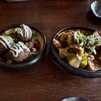 Links: KARAAGE Rechts: TOFU SUKIYAKI  at Iro Izakaya Vegan in Berlin