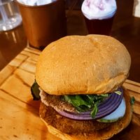 Lanche capivara, ao fundo o moscow Mule e shot Inelegível at Aflora Gastrobar in Brasilia