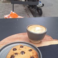 Café com leite vegetal e cookie vegano at Hana Corner Cafe in Tirana