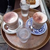 Heiße Schokolade mit Hafermilch & Bananenbrot at Laden Café Vollmund in Wurzburg