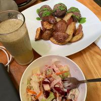 Albóndigas de verduras con pesto y papas horneadas. Entrada de sopa o ensalada + jugo   at Kigo in Nunoa