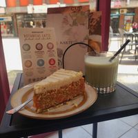 Karottenkuchen und Iced Matcha Latte at CUP by Aniti in Langenfeld