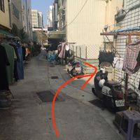 Go down this little alley between apts and turn right here at Little Star Diner - 小明星 in Kaohsiung