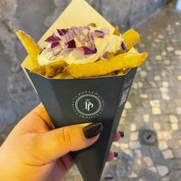 Size S, vegan mayonnaise and fresh onion on top at Potato Project in Lisbon