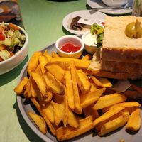 Catprese Sandwich mit Fritten und Salat at Katzentempel - Hannover in Hannover