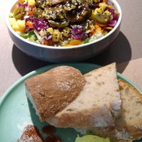 Burger und Salatbowl mit "Hühnchen" at Katzentempel - Hannover in Hannover