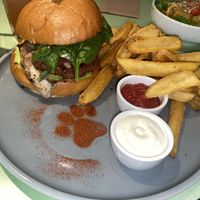 Burger del Gatto mit Pesto, Guacamole und Miezerella 😋  at Katzentempel - Hannover in Hannover