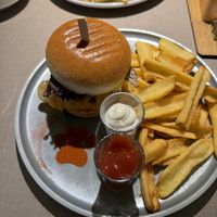 Cheezeburger mit Pommes  at Katzentempel - Hannover in Hannover