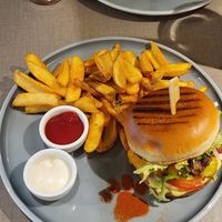 Cheezeburger mit Tempelfritten at Katzentempel - Hannover in Hannover