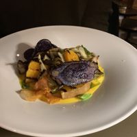 Humus con patate dolci, cips di barbabietola e verdura   at Habitat Bistrot in San Zenone Degli Ezzelini