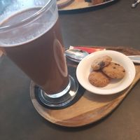 Hot chocolate (soy) and vegan biscuits at In de Maeltydt in Aalst