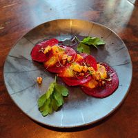 Rote Beete Carpaccio mit Orangen, Walnüssen und feiner Kresse at Bumblebee Cafe in Kandel