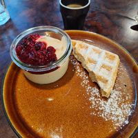 Spekulatiuseis mit heißen Früchten und Waffel at Bumblebee Cafe in Kandel