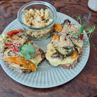 Sami mit Rührei at Bumblebee Cafe in Kandel