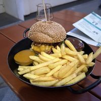 The cheeseburger comes with excellent sauces: barbecue sauce and mango curry  at Let‘s be Frank in Vienna