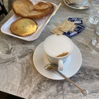 Ventaglio (gigante) crostatina (con tanto ripieno🤤) e un cappuccino di soia e uno di avena.  at Sorelle Giordano in Rome