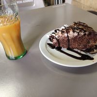 Zumo de melocotón y tarta de chocolate (4.70€) at La Vegatería in Salamanca