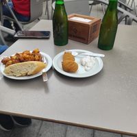 Patatas y croquetas + 2 bières alhambra (7,9€) at La Vegatería in Salamanca