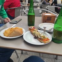Patatas revolconas y vegapizza (2,9€) at La Vegatería in Salamanca
