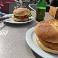 Burger au "poulet" et burger à la carotte (11€ en tout) at La Vegatería in Salamanca