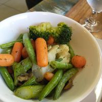 Vegetais refogados com ervas:aspargo, broccolis, cogumelo, cenoura, vagem, couve-flor at Santê Bistro in Canela