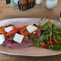 Rote Beete Hummus Brot mit veganem Feta & Salat at Gottlieb Café & Bar in Stuttgart