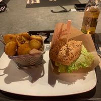 Hamburguesa "Edamami" con patatas rústicas at Hamburguesería Goiko in Jaen