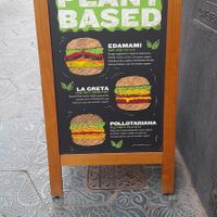 Cartel de las opciones a base de plantas que tienen at Hamburguesería Goiko in Jaen