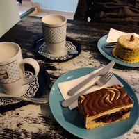 Donauwelle, Haselnusstörtchen und weiße Trinkschokolade😍 at Café Allerlei in Trier