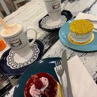 Schokolöffel und Himbeer- sowie Pistazientörtchen at Café Allerlei in Trier