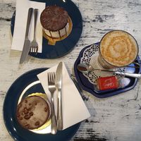 Nuss-Karamell Latte und köstliche Torten (1×Stracciatella und 1×Erdnuss) at Café Allerlei in Trier