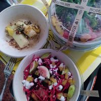 Delicious roasted leek, harvest bowl and beet cheesy pasta at Vegitalian Pizza Bar in Utrecht