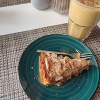 Apfelkuchen mit Mango-Shake at Blattwerk Café & Restaurant in Bad Homburg