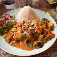 Gebratenes Gemüse mit Tofu und Reis in Mango Chili Kokos Soße  at Blattwerk Café & Restaurant in Bad Homburg