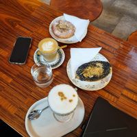 Sweet and savoury koláč, pumpkin spice latte and caffe latte at KŸNO in Brno