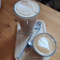 Dirty chai Latte und flat white at KŸNO in Brno