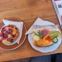 Chlebíček (with salmon) and sweet pastry (cherry-vanilla) at KŸNO in Brno