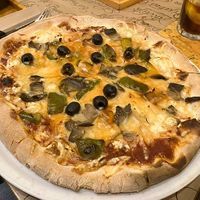 Pizza con mozzarella vegana, aceitunas, cebolla caramelizada, pimiento y berenjena. #Veganuary at La Fabbriča  in Cordoba