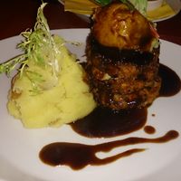 Sauerkraut-Tofu-Waldpilz Bratlinge mit Kartoffel-Roestzwiebel Püree mit Dunkler Bier-Malz-Mango-Ingwer Soße at Vaust Braugaststatte in Berlin