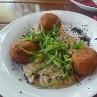 Auberginen-Püree, -Krokette und -Erde mit Erbsenpüree, gebratenen Zuckerschotenstreifen und Affilakresse für 21,50 Euro at Vaust Braugaststatte in Berlin