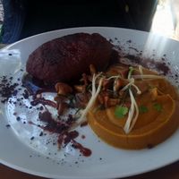 Seitan-Rote-Beete-Steak mit Sellerie-Karottenpüree,
Brombeerjus und gebratenen Pfifferlingen für 23,50 Euro at Vaust Braugaststatte in Berlin