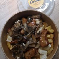 Poutine Montréal avec tofu et émincés de soja caramélisés at Mon Caribou in Metz