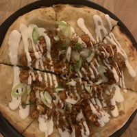 Pizza mit Blumenkohlwings, sehr würzig   at Virtuous Pie in Cologne