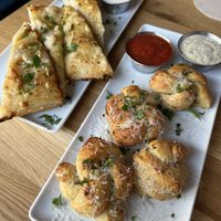 Cheesy-Garlic-Focaccia und Garlic-Knots  at Virtuous Pie in Cologne
