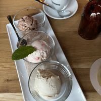 Eis-Creme-Trio (Haselnuss-Schoko, Himbeer-Cheesecake, Vanille)  at Virtuous Pie in Cologne