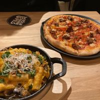 Mac&Cheese and pizza at Virtuous Pie in Cologne